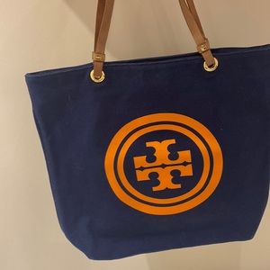 Tory Burch shopper